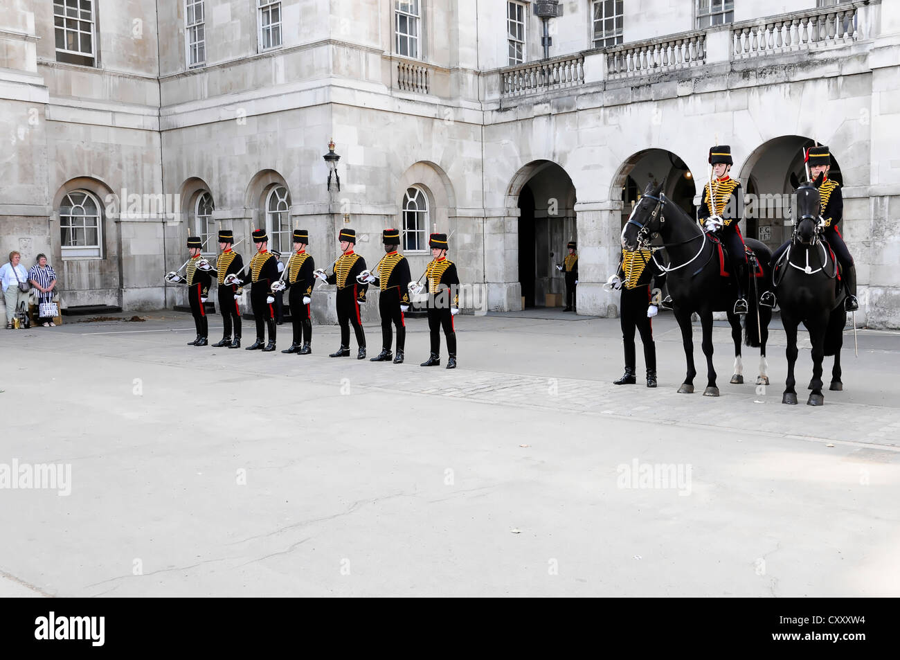 Wachablösung, schützt vor den Horse Guards, Gebäude, Eingang zum St. James Palace, London, England Stockfoto