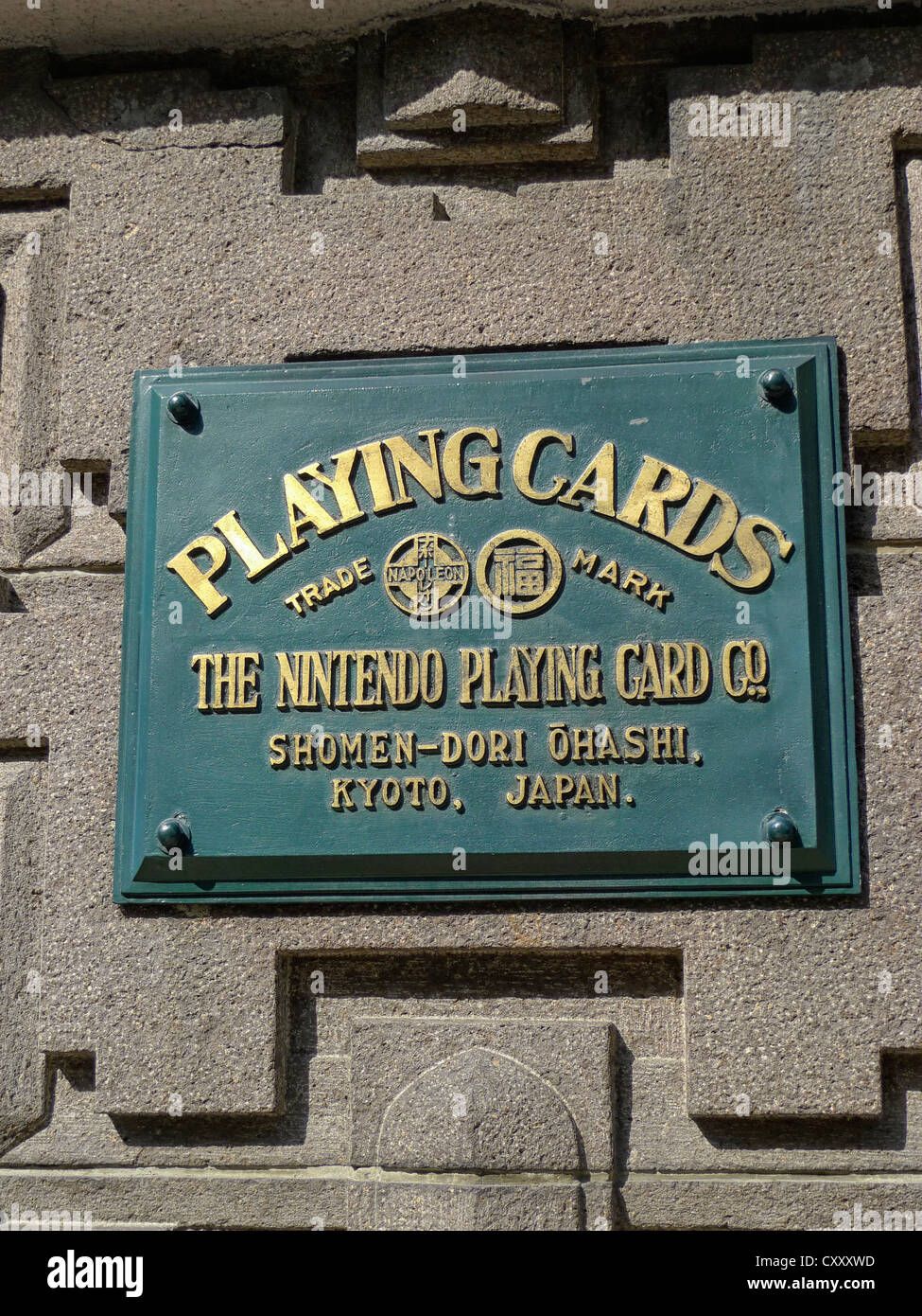 Das Zeichen auf der Frontseite der ersten Nintendo's Head Office, in Kyoto, Japan. Stockfoto