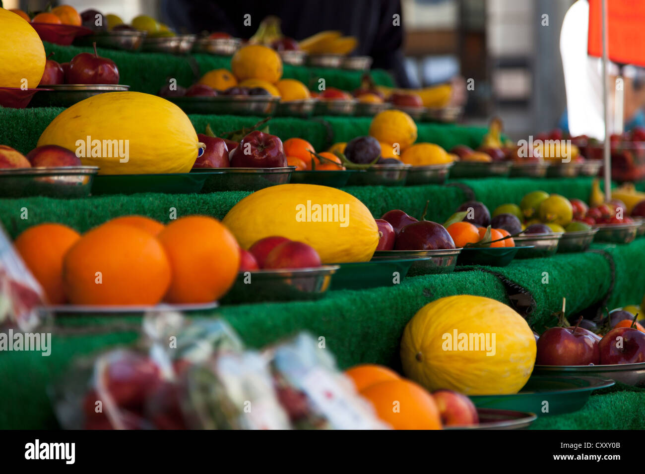 Obst und Gemüse auf einem Marktstand mit Zeilen und Spalten von Obst Stockfoto