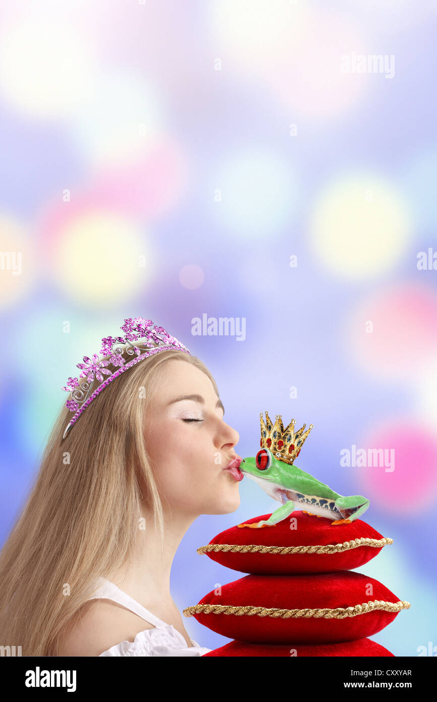 Frau küssen Froschkönig Stockfoto