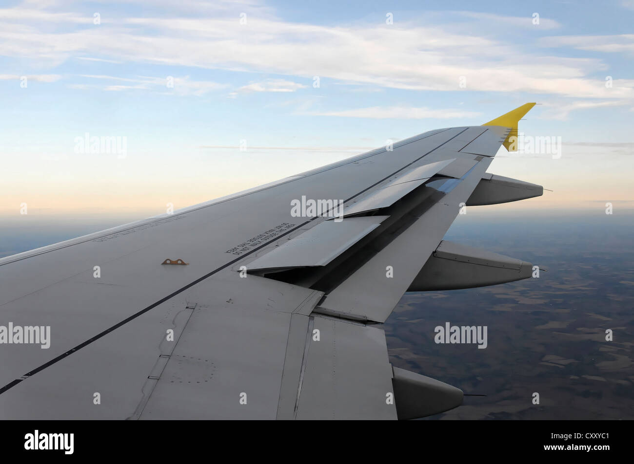 Rechter Flügel, Airbus A319, im Flug Stuttgart - London, London, England, Vereinigtes Königreich, Europa Stockfoto