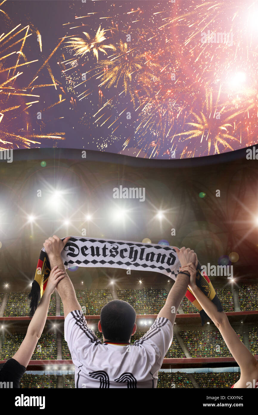Fußball-Fan mit einem Schal, Schriftzug 'Deutschland', Deutsch für "Deutschland", Feuerwerk, Stadion, Menschenmenge Stockfoto