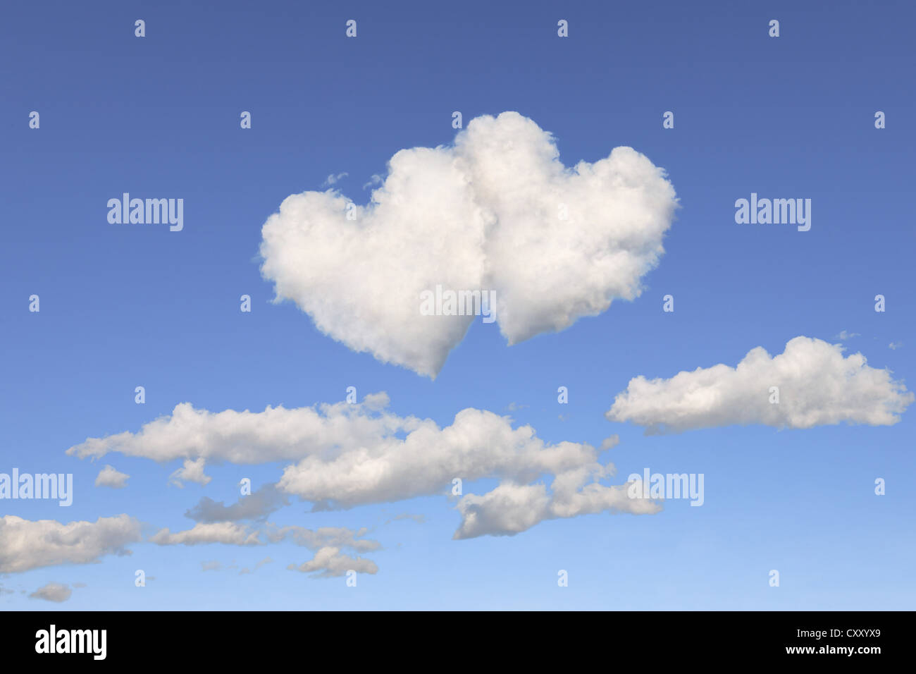 Wolkenformationen in der Form einer zweier Herzen, Abbildung Stockfoto