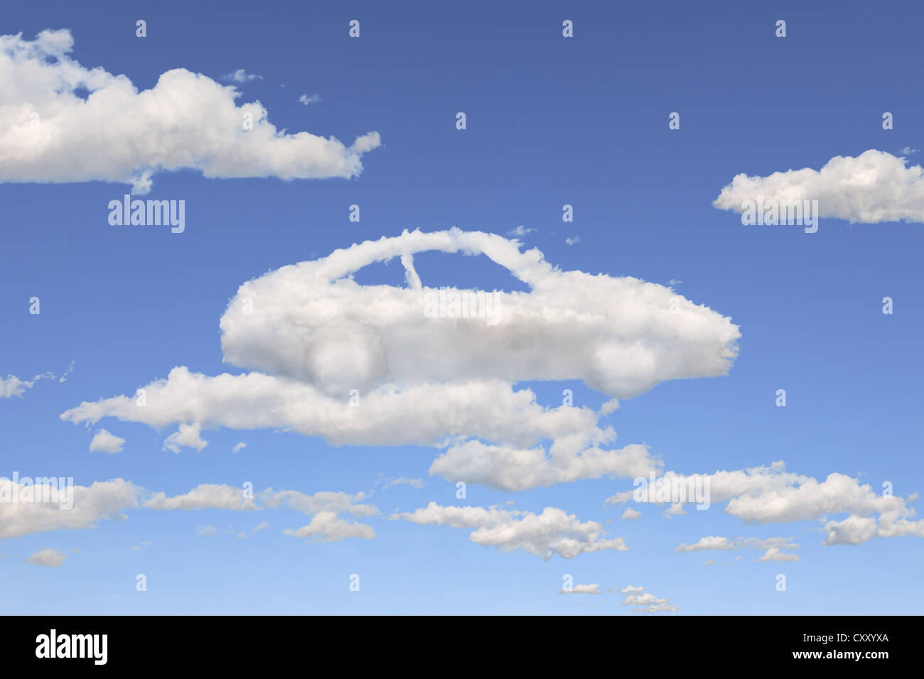 Wolkenformationen in der Form eines Autos, Abbildung Stockfoto