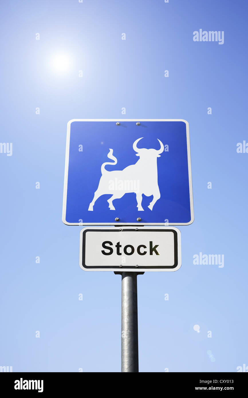 Straßenschild, Piktogramm eines Stiers, beschriftete Lager, symbolisches Bild für steigende Aktienkurse Stockfoto