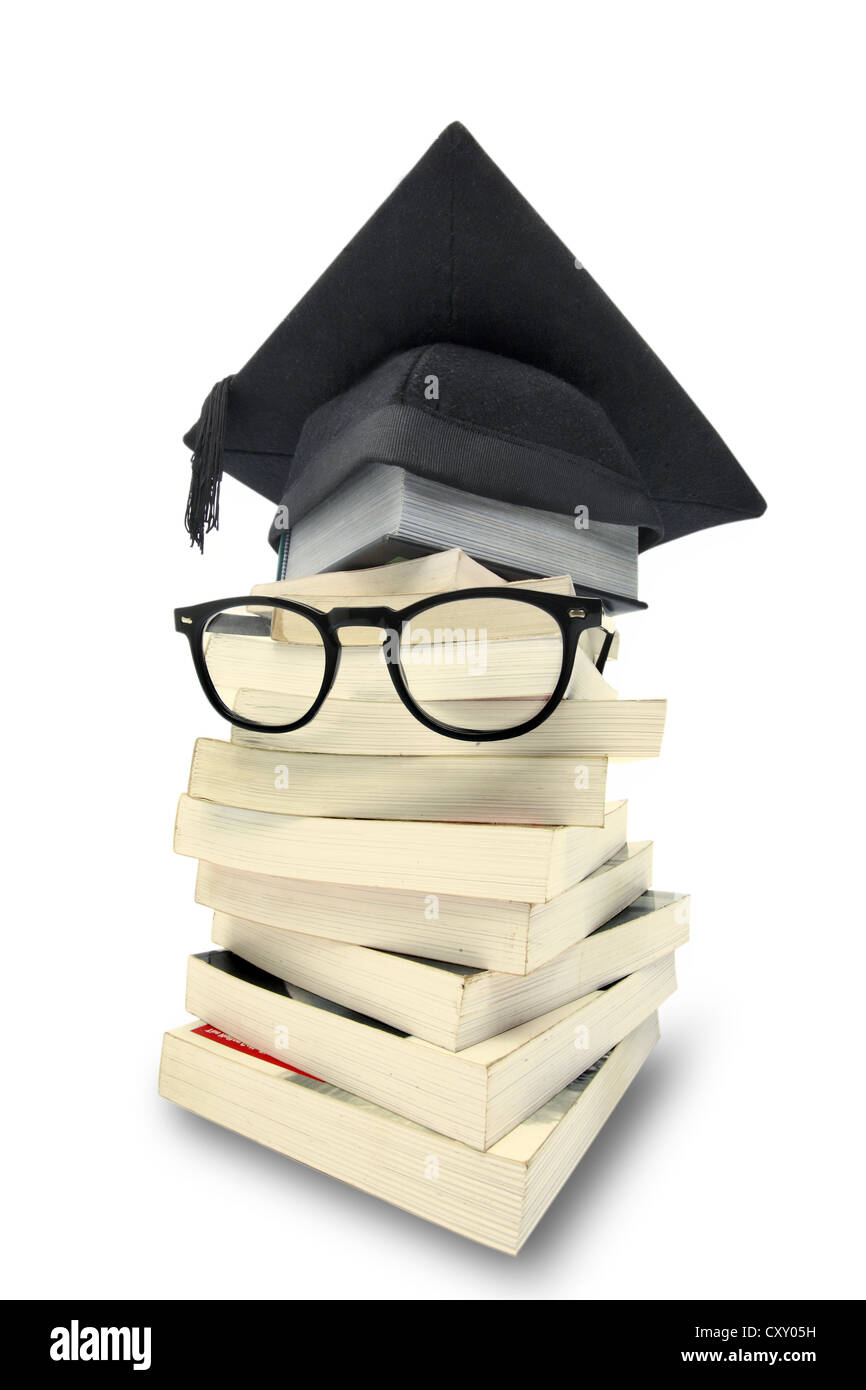 Stapel Bücher mit einer Graduierung Kappe und ein paar Gläser Stockfoto