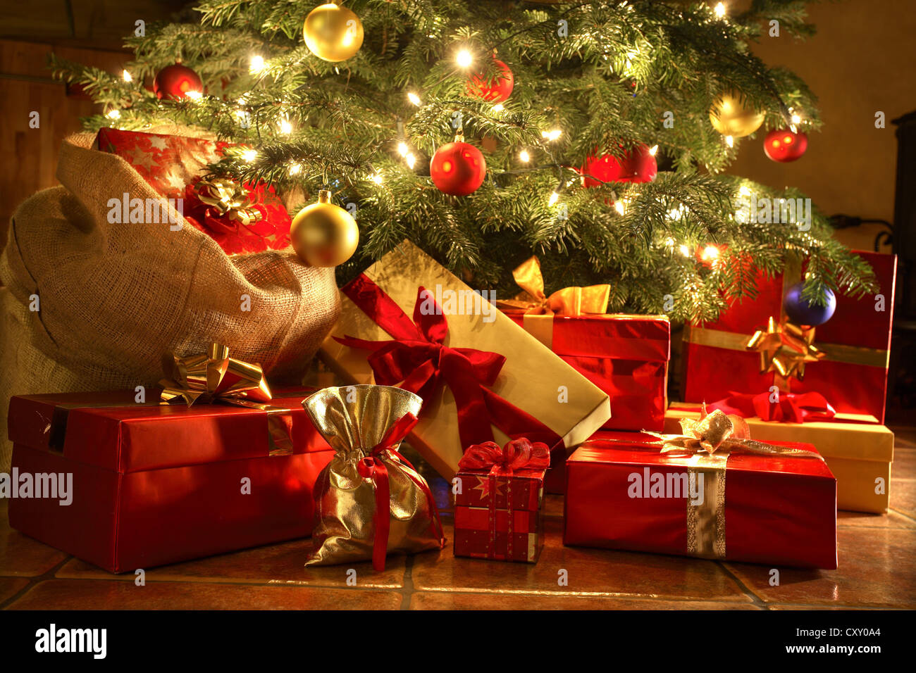 Weihnachtsgeschenke Unter Einem Baum Stockfotos und bilder Kaufen Alamy