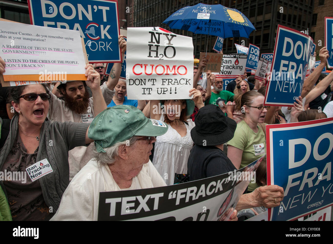 Aktivisten demonstrieren in Manhattan Protest gegen Fracking für Erdgas in New York NY Gouverneur Cuomo Hotel. Stockfoto