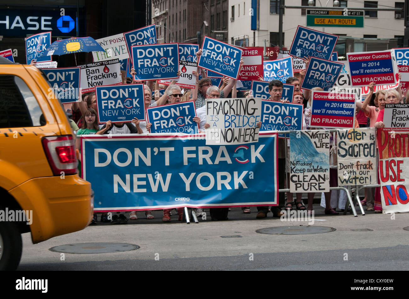 Aktivisten demonstrieren in Manhattan Protest gegen Fracking für Erdgas in New York NY Gouverneur Cuomo Hotel. Stockfoto