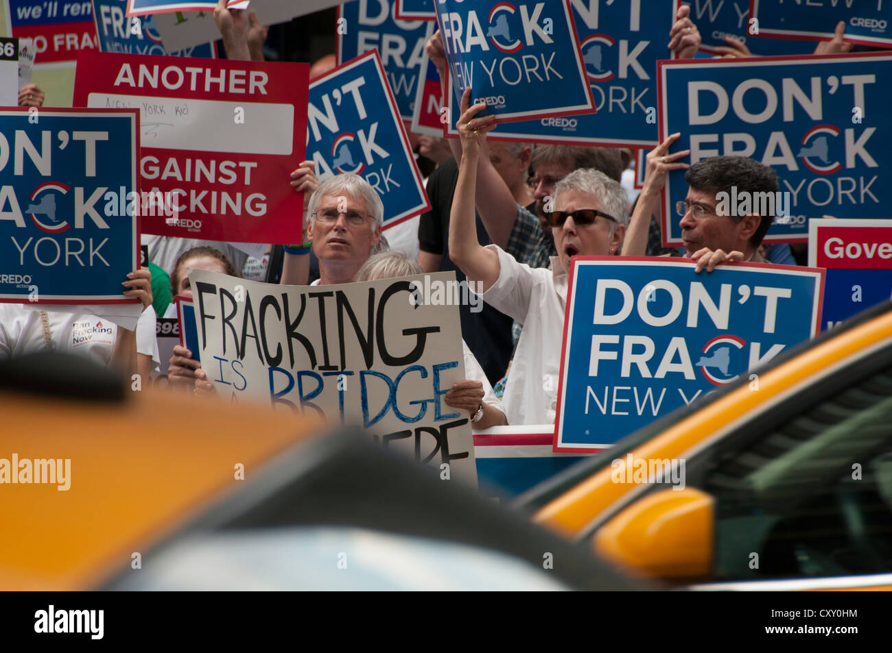 Aktivisten demonstrieren in Manhattan Protest gegen Fracking für Erdgas in New York NY Gouverneur Cuomo Hotel. Stockfoto