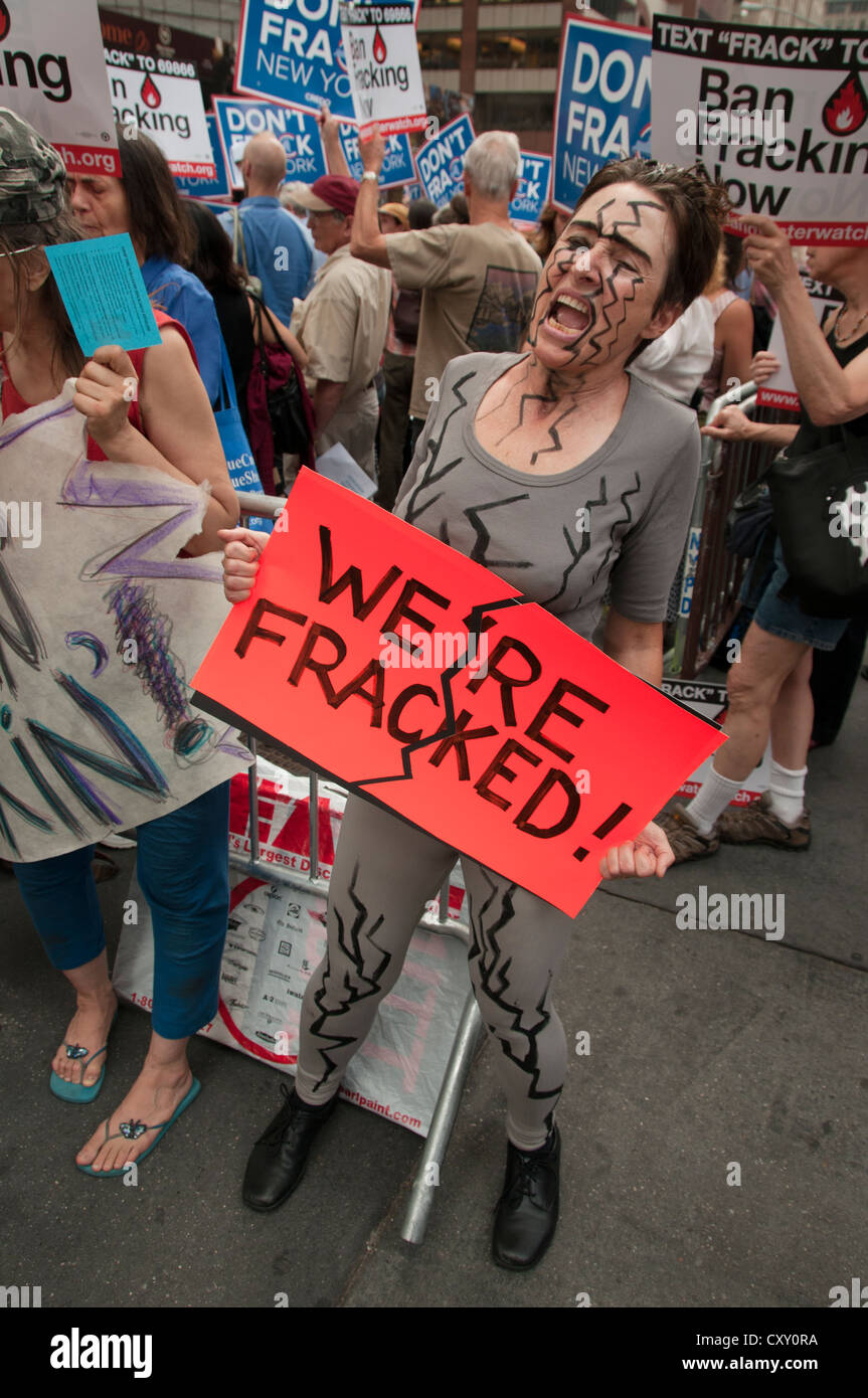 Aktivisten demonstrieren in Manhattan Protest gegen Fracking für Erdgas in New York NY Gouverneur Cuomo Hotel. Stockfoto