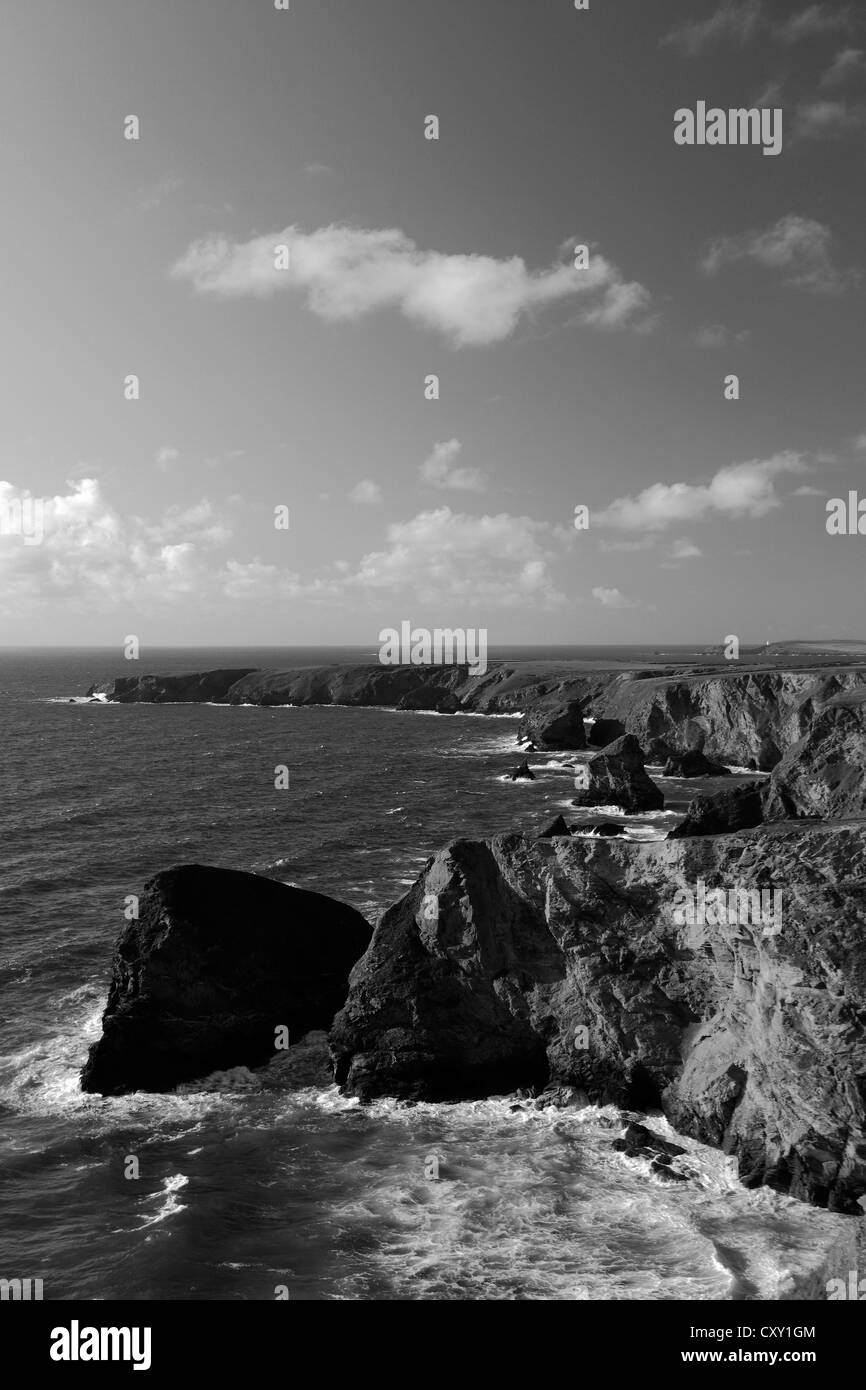 Schwarz / weiß Bild von Bedruthan Steps Felsnadeln, Carnewas Insel, Cornwall County; England; UK Stockfoto