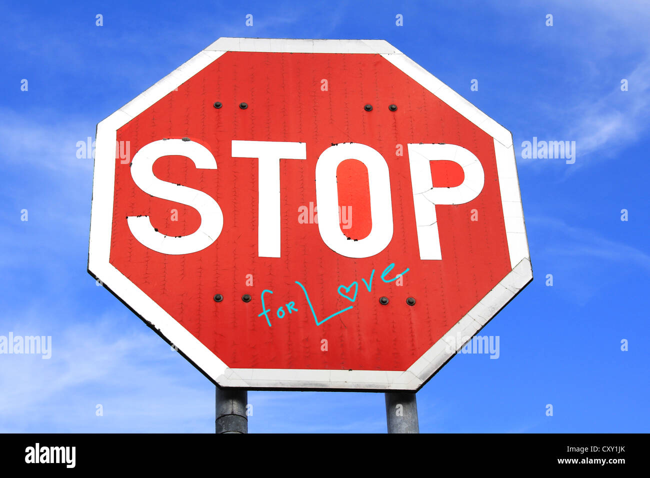 Stop für Liebe Zeichen mit Himmelshintergrund. Text des Fotografen in der Postproduktion hinzugefügt. Stockfoto