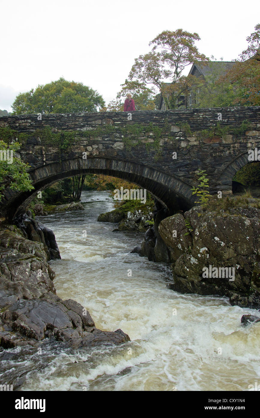 Brücke und Wasserfall, Fluss Llugwy, Betws-y-Coed, Snowdonia, Gwynedd, Nordwales, Großbritannien Stockfoto