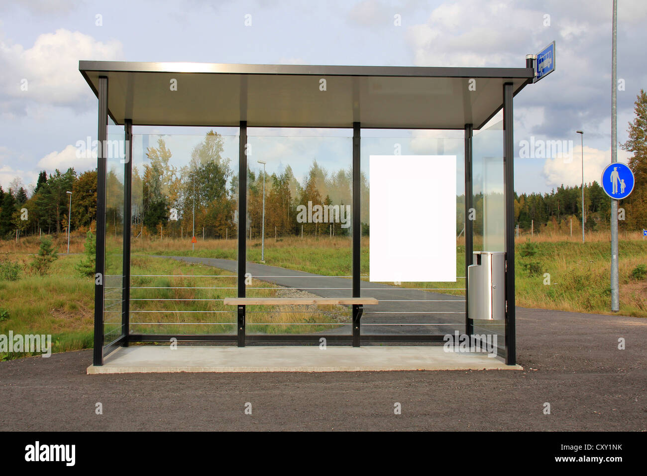 Moderne Wartehalle mit einem leeren Billboard über die Autobahn Nr. 1 in Salo, Finnland Stockfoto