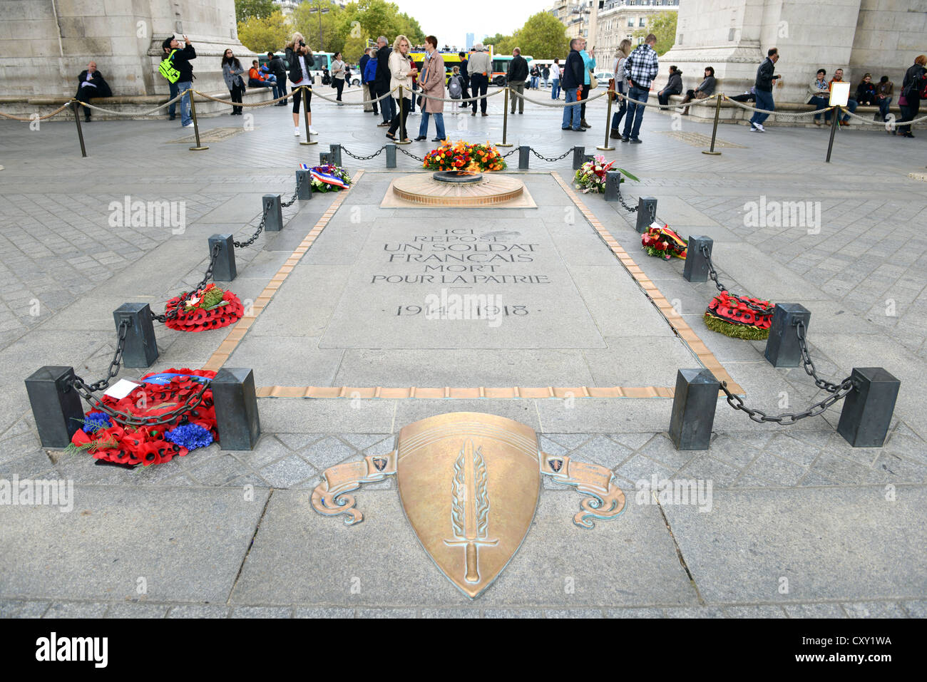 Grab des "Unbekannten Soldaten", ewige Flamme am Grab des "unbekannten Soldaten" auf der "Arc de Triumph" in Paris, Frankreich Stockfoto