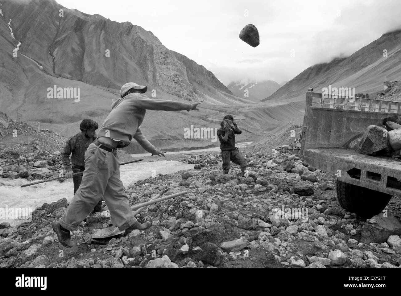 Ein Team von Dorfbewohner Arbeit zu eine Flut beschädigte Straße in Schlamm Dorf, Spiti, Nordindien zu löschen Stockfoto