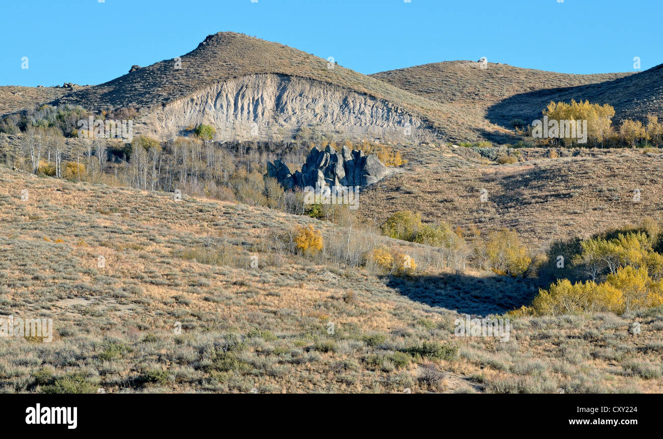 Einschnitt in die Landschaft, angeschnittene Ärmel Hügel für den Straßenbau, Highway 20 in der Nähe von Hill City, Idaho, USA Stockfoto
