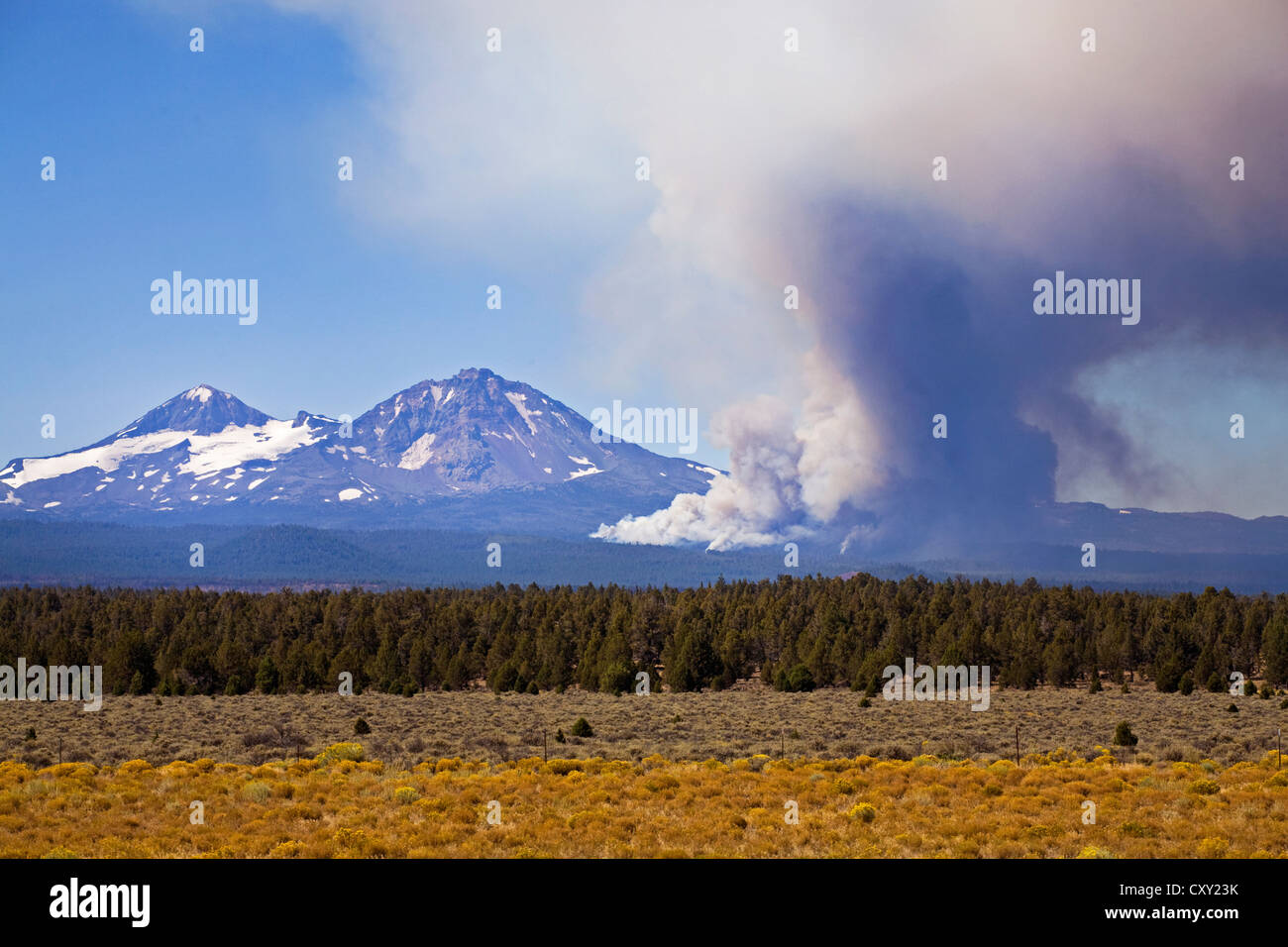 Ein Feuer brennt in Deschutes National Forest in der Nähe von North Schwestern Peak in Zentral-Oregon Stockfoto