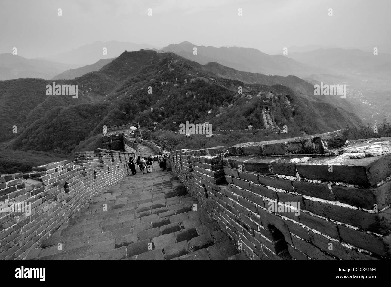 Schwarz / weiß Bild, Mutianyu Abschnitt der Great Wall of China, Mutianyu Tal, Provence, Peking, Asien. Stockfoto