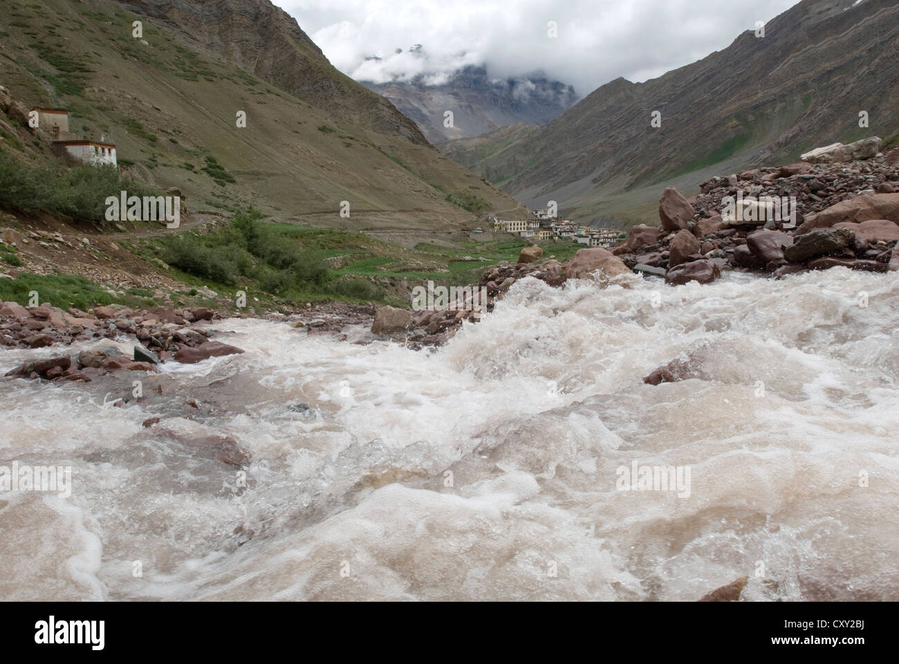 Einen turbulenten Pin Fluss fließt in Richtung Dorf Schlamm in Spiti, Nordindien Stockfoto
