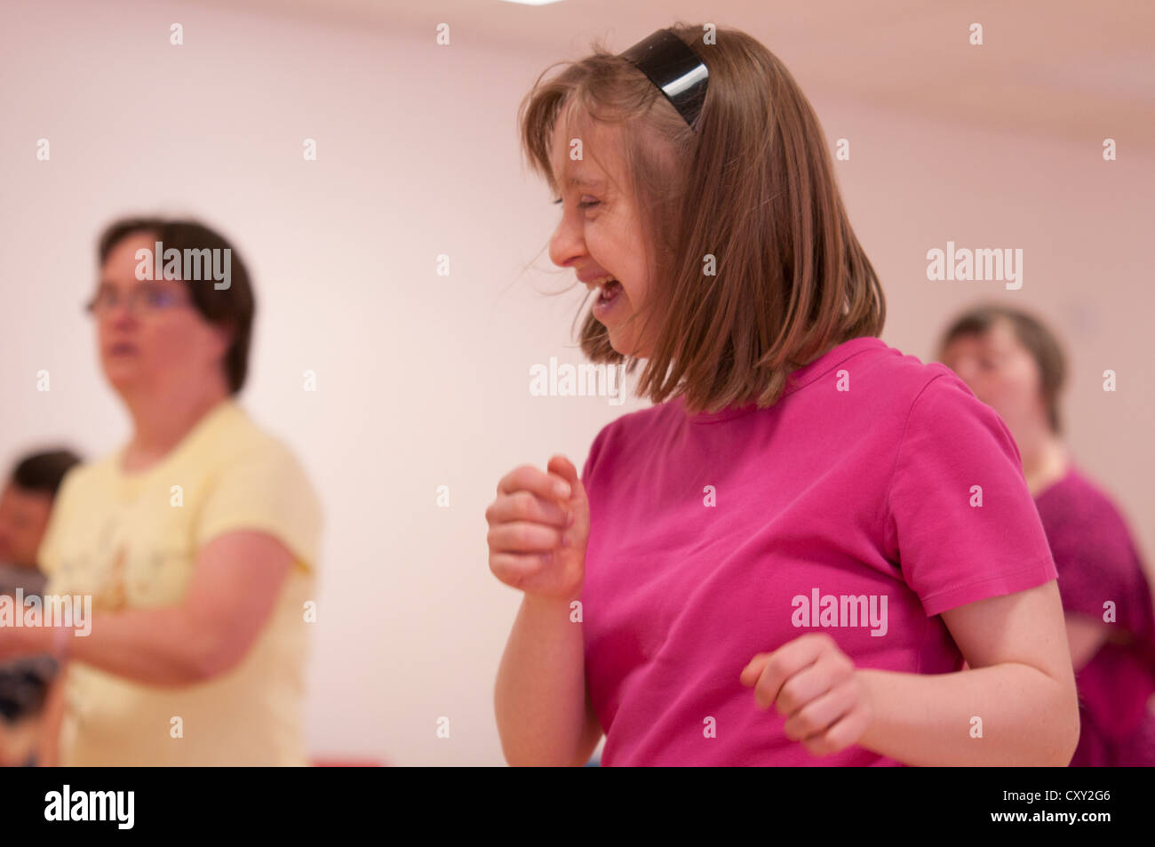 Einen Tanzkurs in einer Tagesstätte für Erwachsene mit Lernschwierigkeiten Stockfoto