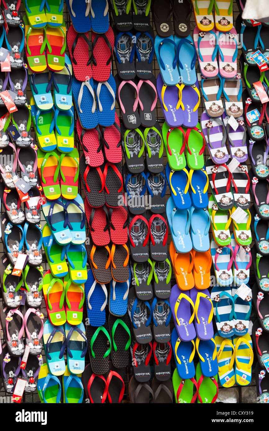 Bunte Flip-Flops auf dem Chatuchak-Markt in Bangkok, Thailand Stockfoto