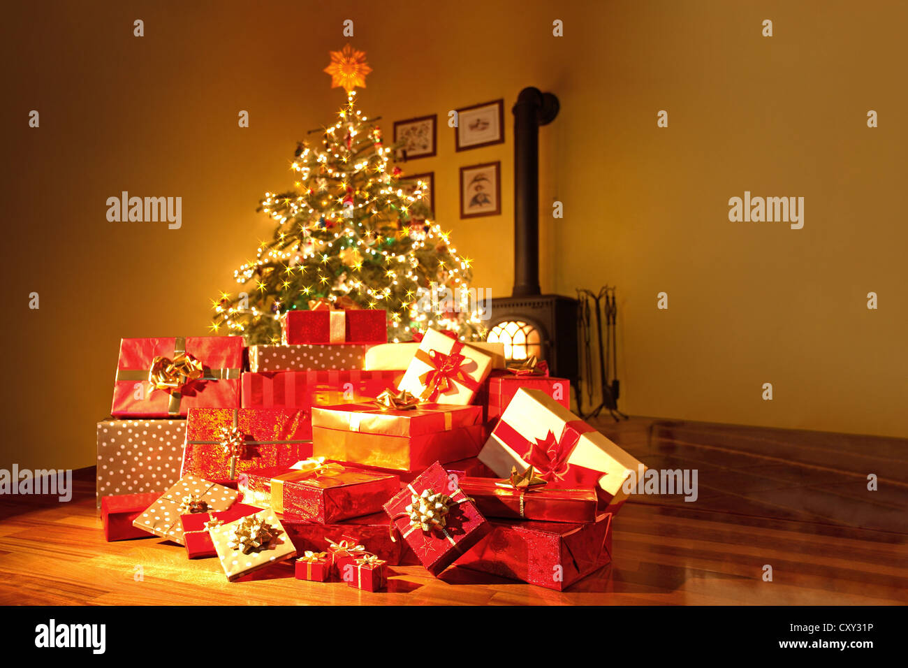 Weihnachtsgeschenke und einen Weihnachtsbaum im Wohnzimmer Stockfoto