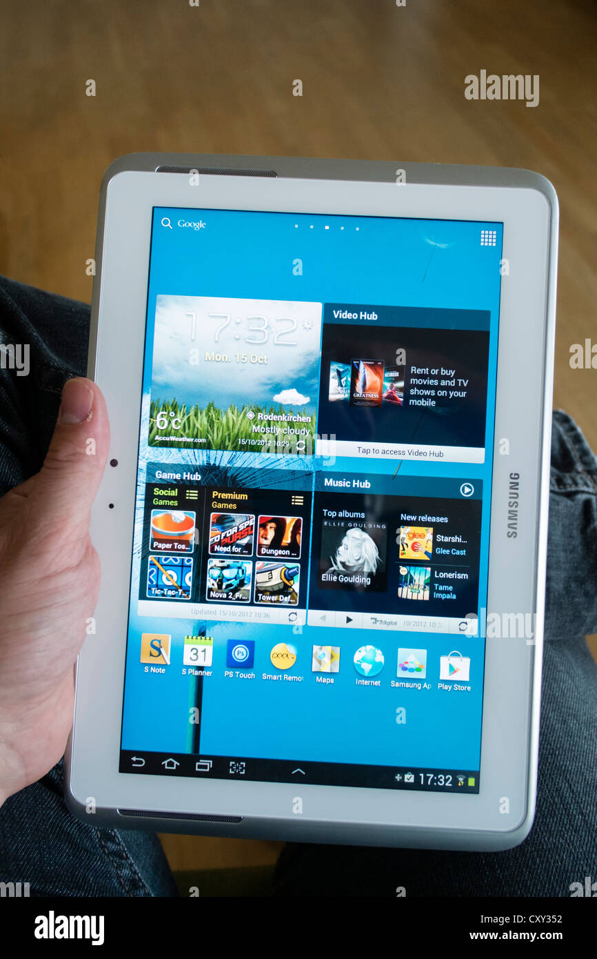 Mann mit Samsung Galaxy Note 10,1-Tablet-PC mit Android-Betriebssystem und zeigt große home-Bildschirm Stockfoto