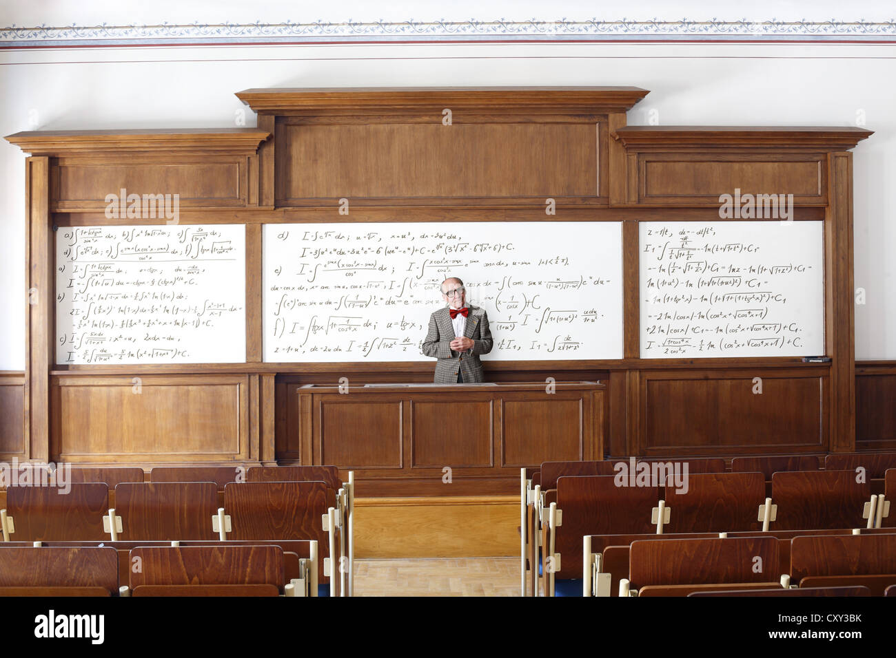 Professor, Lehrer, Tafel, mathematische Formeln, Gleichungen, mathematischen Unterricht, Mathematik, Hörsaal, Universität Stockfoto