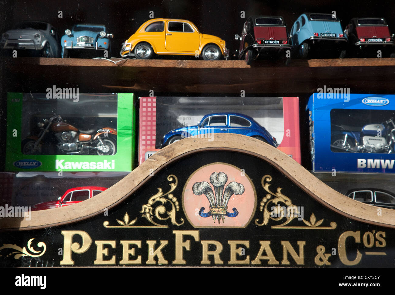 Modellautos in London Spielzeugladen Fenster Stockfoto