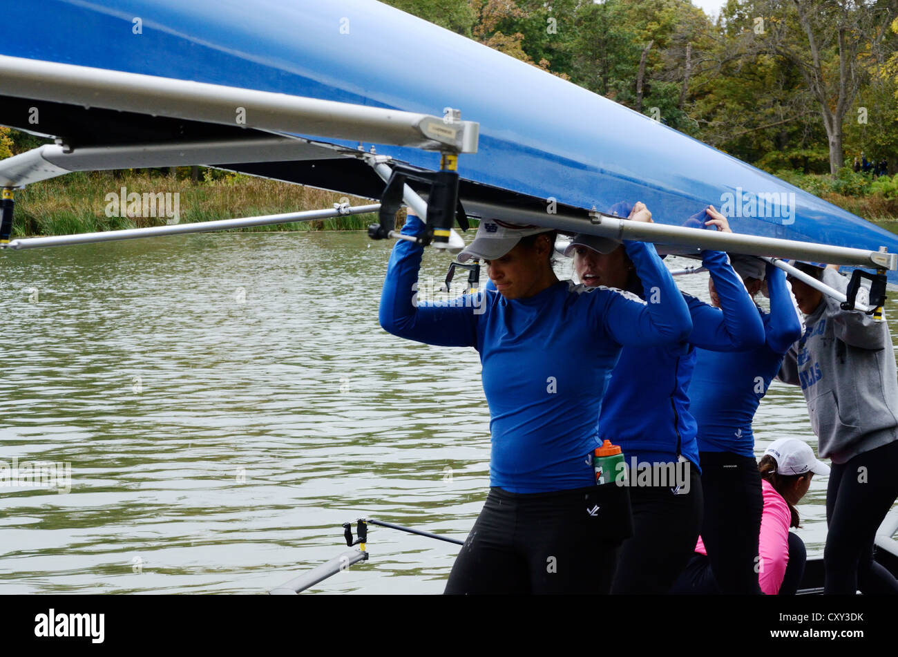 Studentinnen, die ihr Handwerk nach Regatta Rennen zu entfernen. Stockfoto
