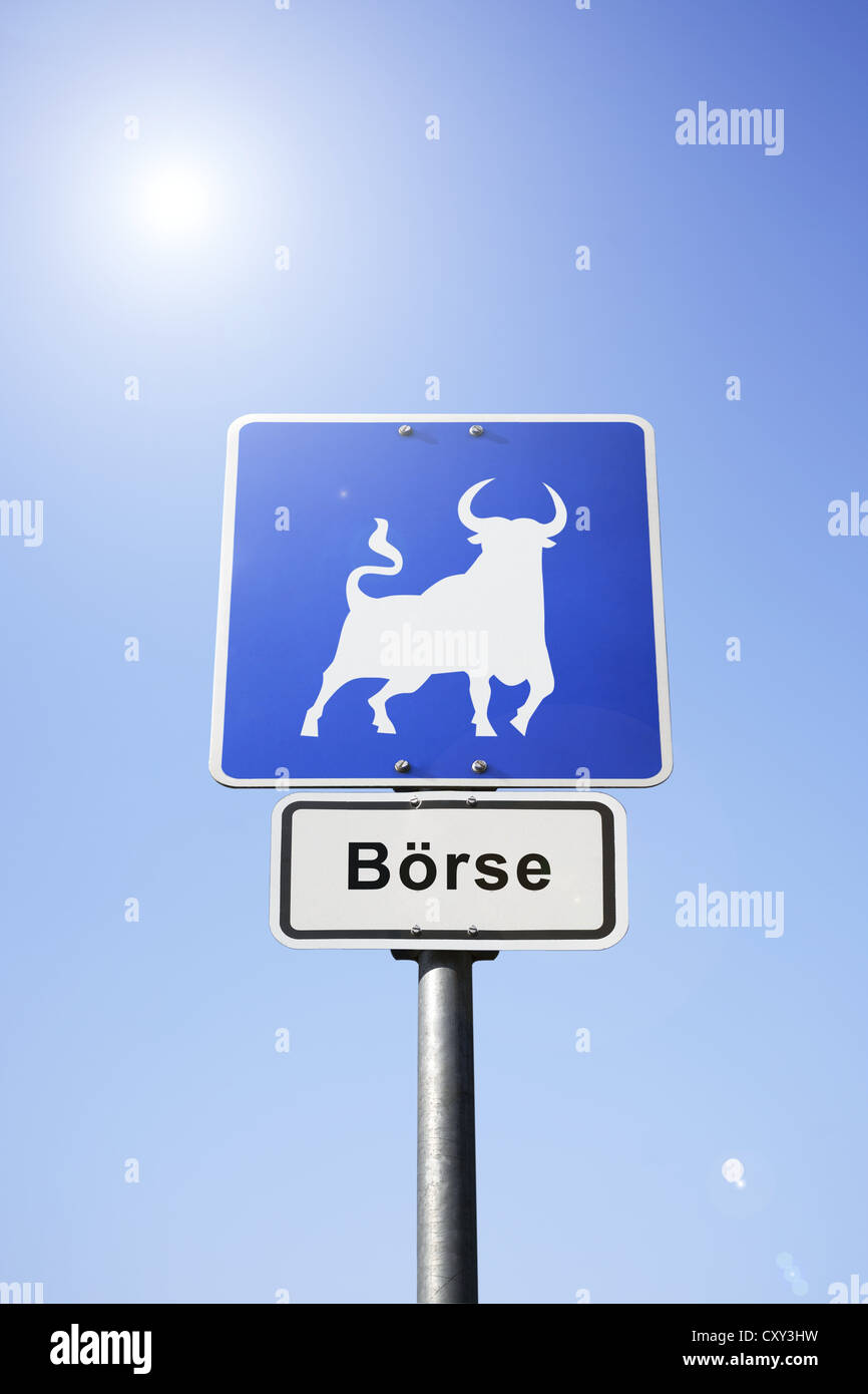 Straßenschild, Piktogramm eines Stiers, beschriftete Lager, symbolisches Bild für steigende Aktienkurse Stockfoto