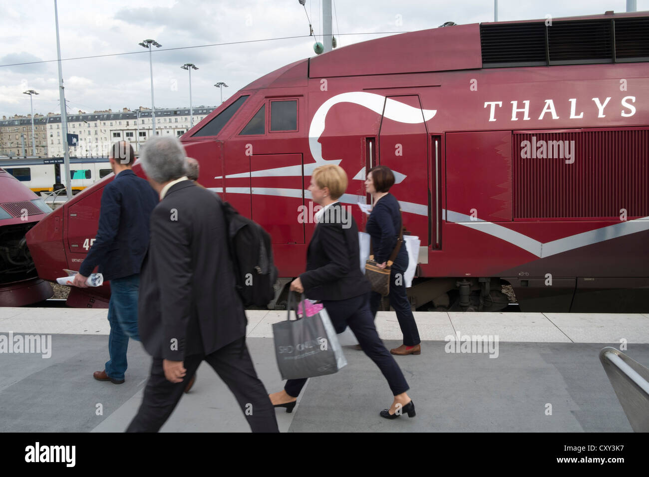 Passagiere auf Plattform neben high-Speed-Thalys Zug am Bahnhof Gare du Nord in Paris Frankreich Stockfoto