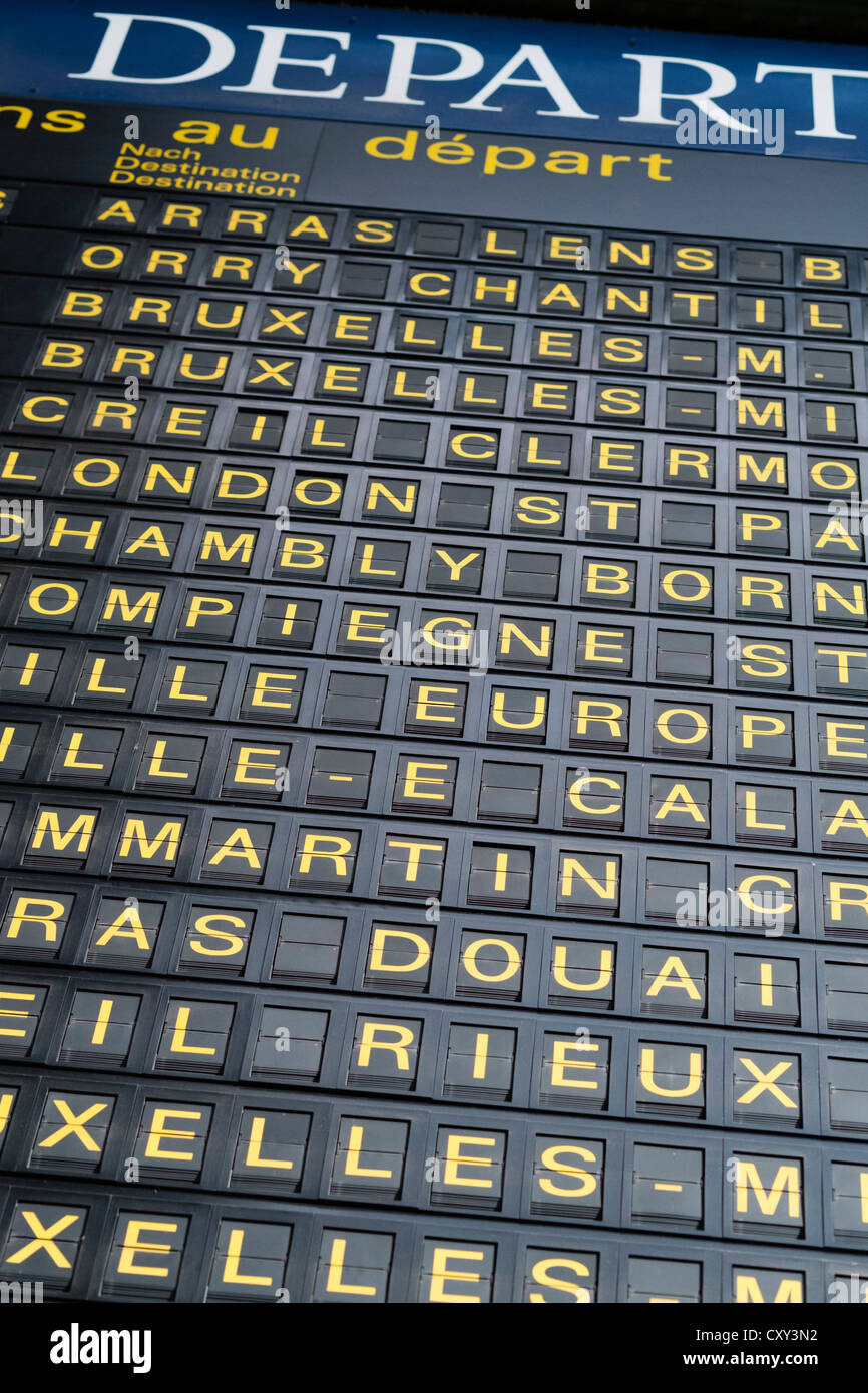 Detail der Destinationen auf der Anzeigentafel am Bahnhof Gare du Nord in Paris Frankreich Stockfoto