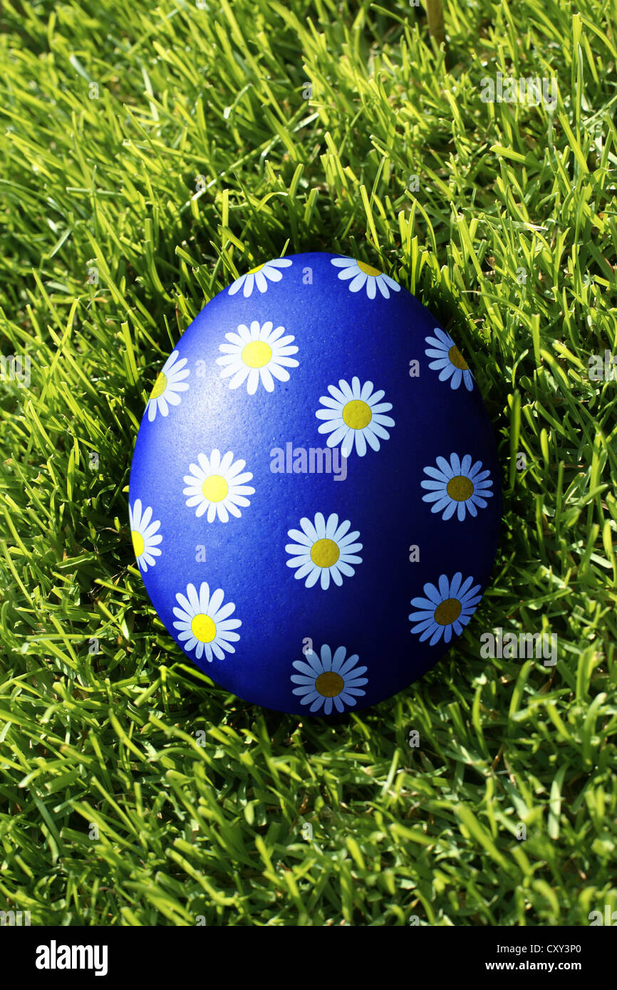 Florales Motiv gemalt auf ein Ei auf dem Rasen Stockfoto