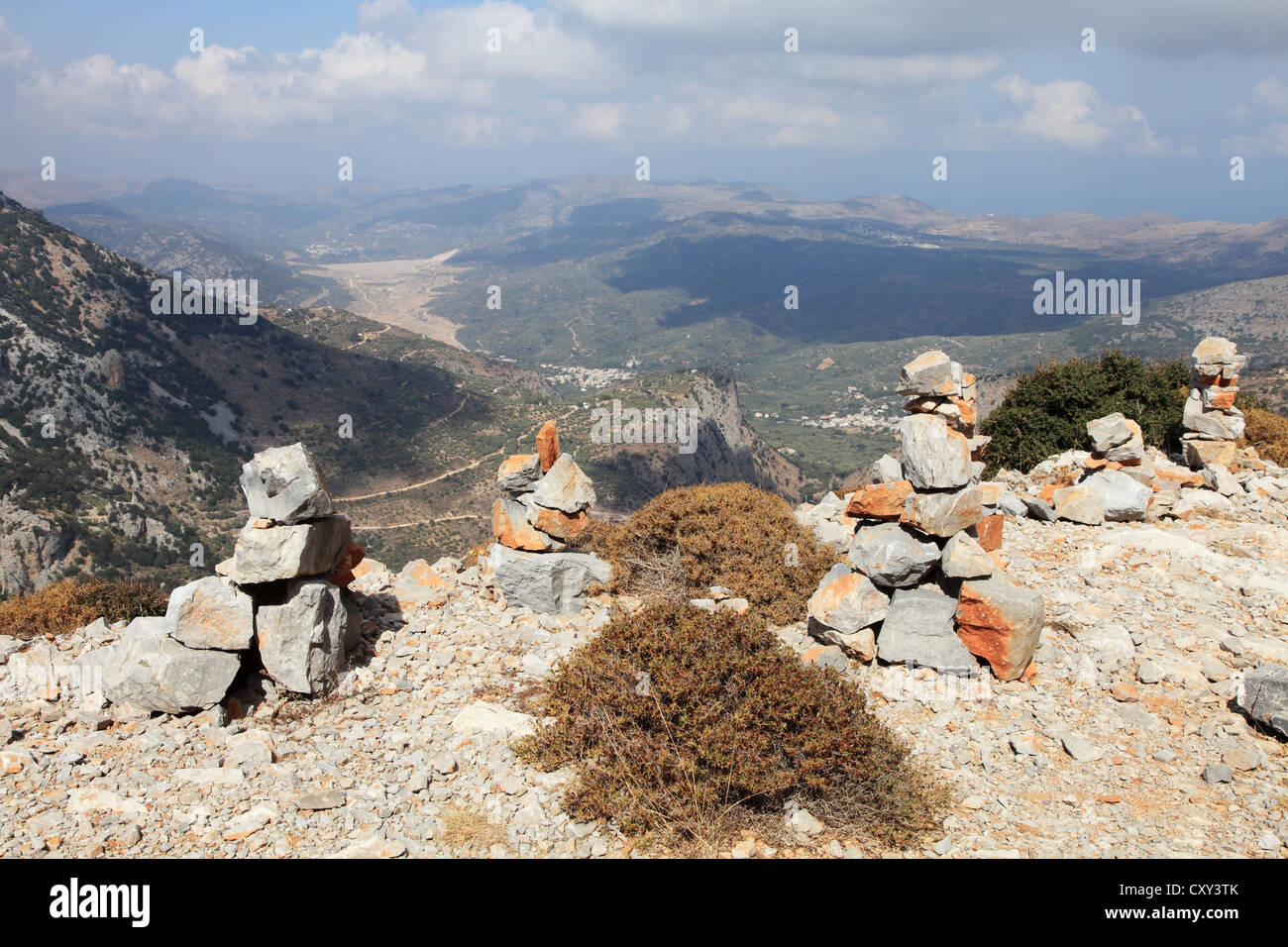 Stone Cairns und Aussicht von der Spitze des Seli Ambelou pass Lassithis Kreta Griechenland Stockfoto