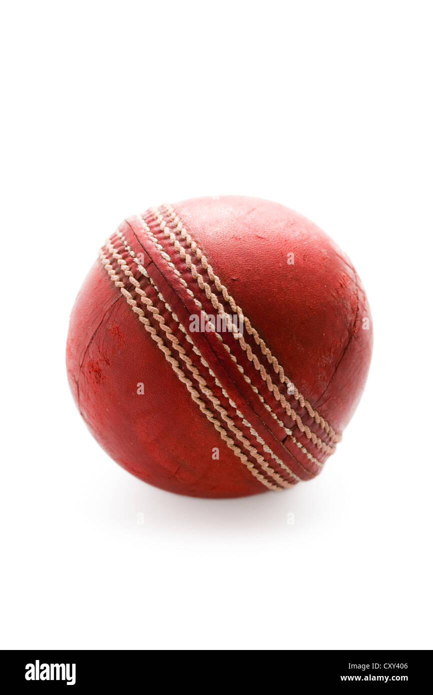 gebrauchte Cricketball isoliert auf weißem Hintergrund Stockfoto