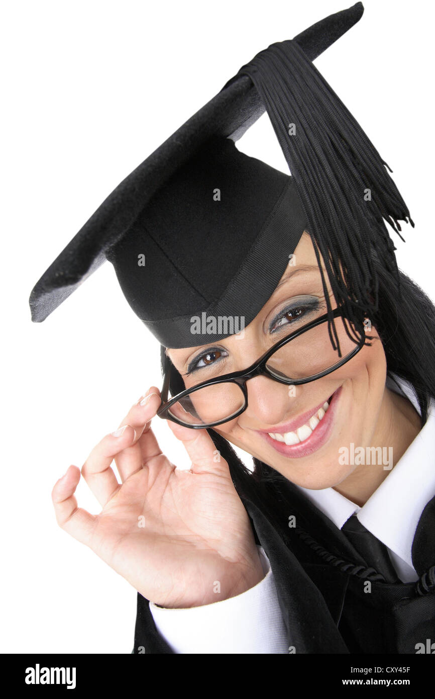 Lächelnd Studentin eine Graduierung Kappe trägt und Blick über den Tellerrand ihrer Brille Stockfoto