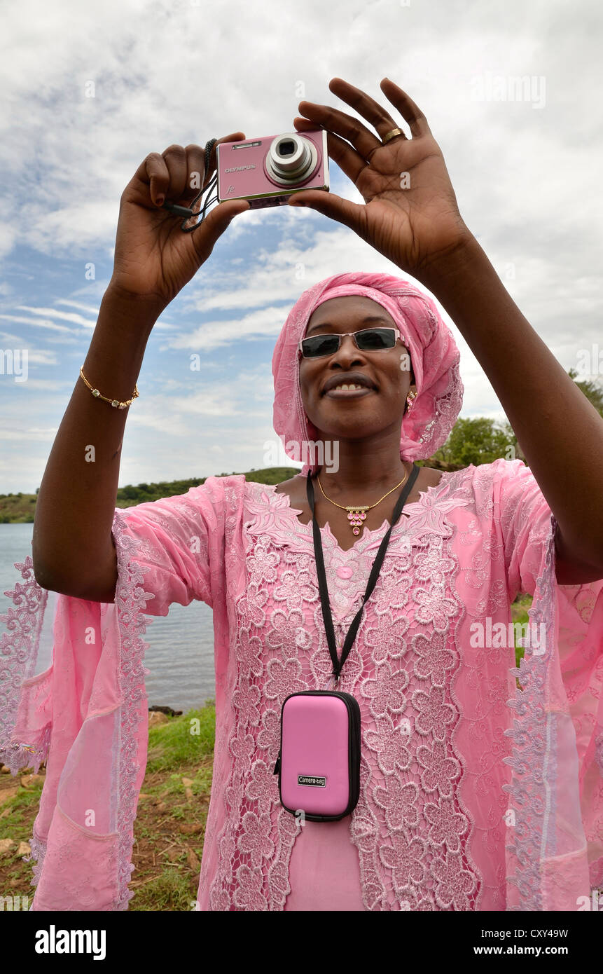 Frau in traditioneller Kleidung fotografieren, in der Nähe von Ngaoundéré, Kamerun, Zentralafrika, Afrika Stockfoto