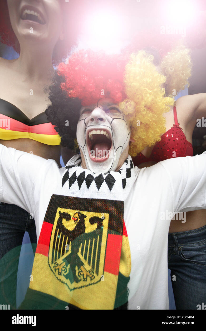 Fußball-Fan das Tragen einer Perücke in den deutschen Nationalfarben Stockfoto