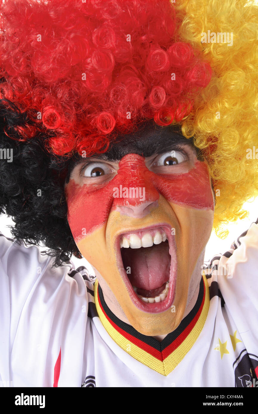 Fußball-Fan mit ihrem Gesicht gemalt und das Tragen einer Perücke in den deutschen Nationalfarben Stockfoto