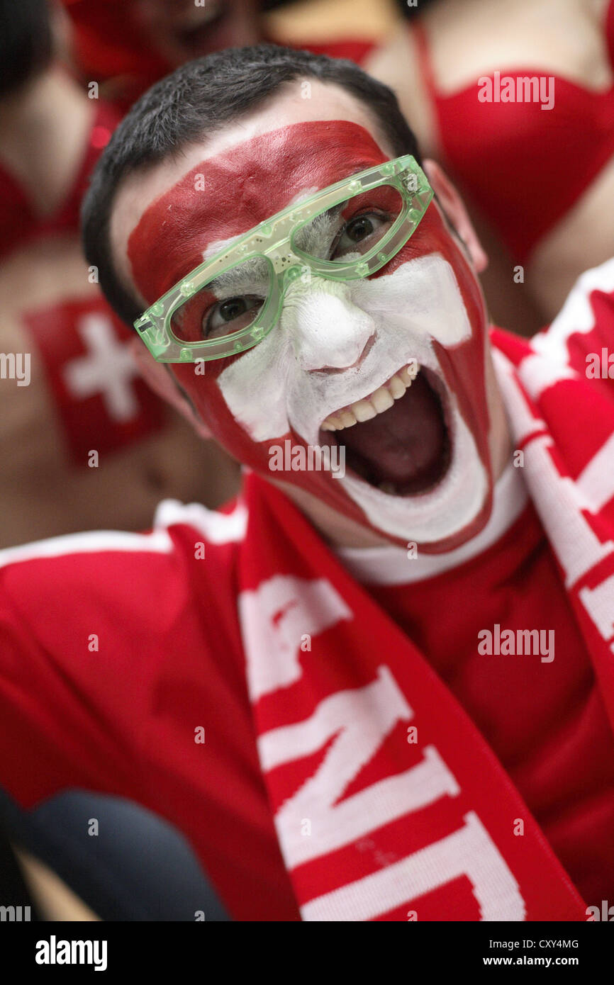 Fußball-Fan mit ihrem Gesicht gemalt in den Schweizer Nationalfarben Stockfoto