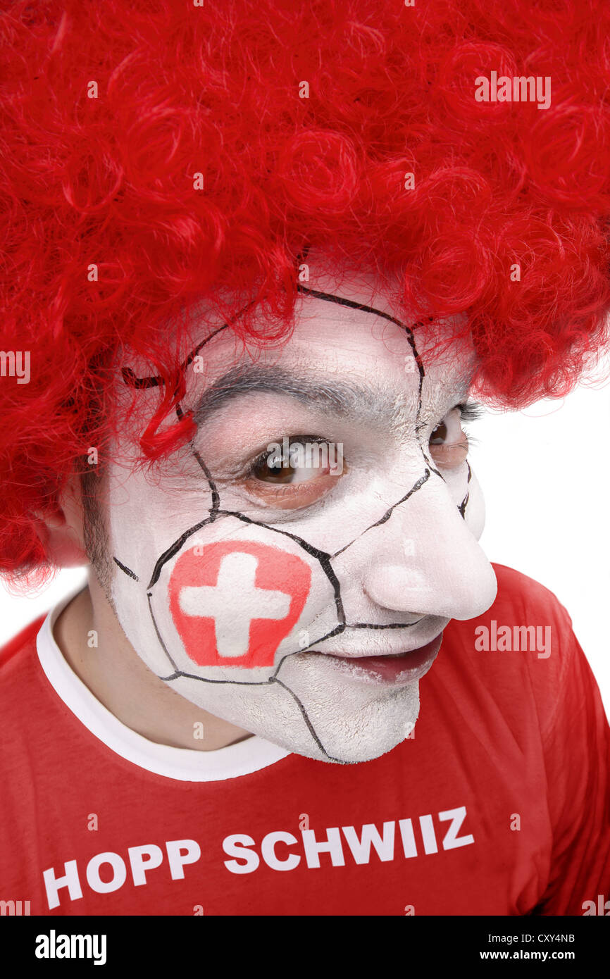 Junger Mann, Fußball-Fan mit einem gemalten Gesicht, Schweizer  Nationalflagge, trägt ein rotes T-shirt, Schriftzug "Hopp Schwiiz  Stockfotografie - Alamy