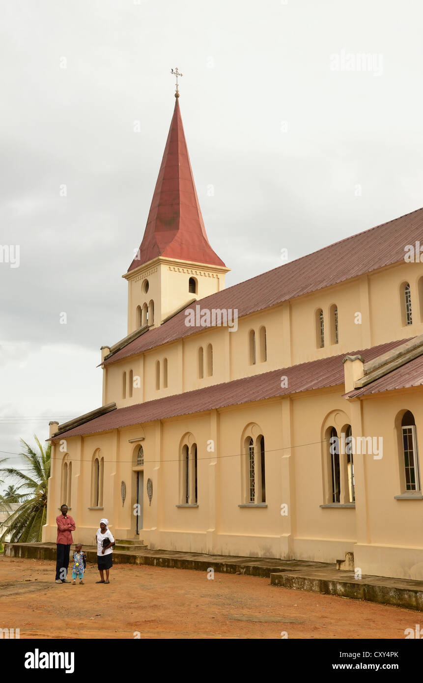 Alte deutsche Kirche von der katholischen Mission in Pallottiner von Kribi, aus dem Jahre 1891, wurde 2008 renoviert und Kribi, Kamerun, Zentralafrika Stockfoto