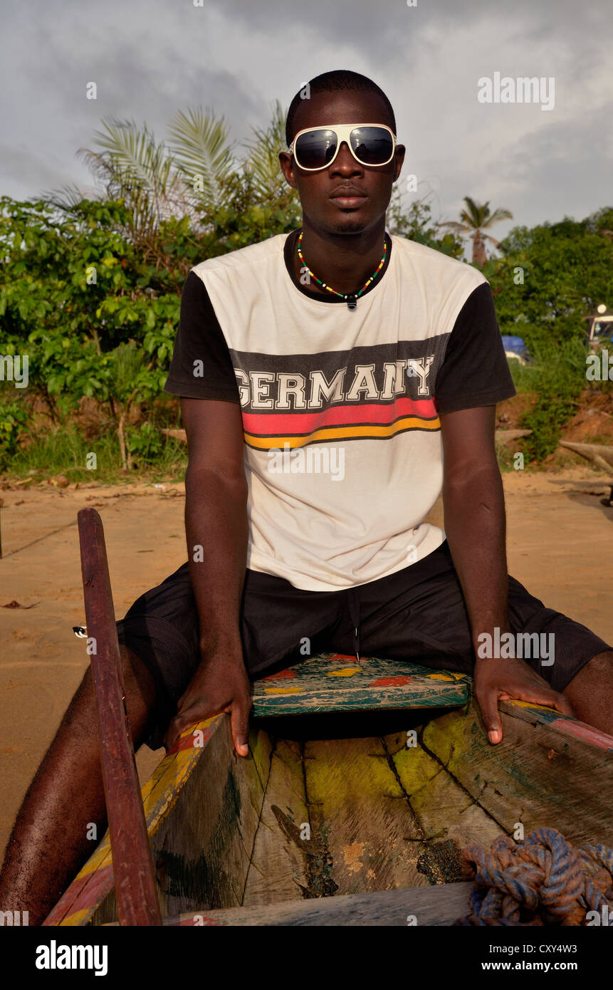 Mann trägt ein Deutschland T-shirt auf einer Bootsfahrt nach Lobé-Wasserfälle in der Nähe von Kribi, Kamerun, Zentralafrika, Afrika Stockfoto