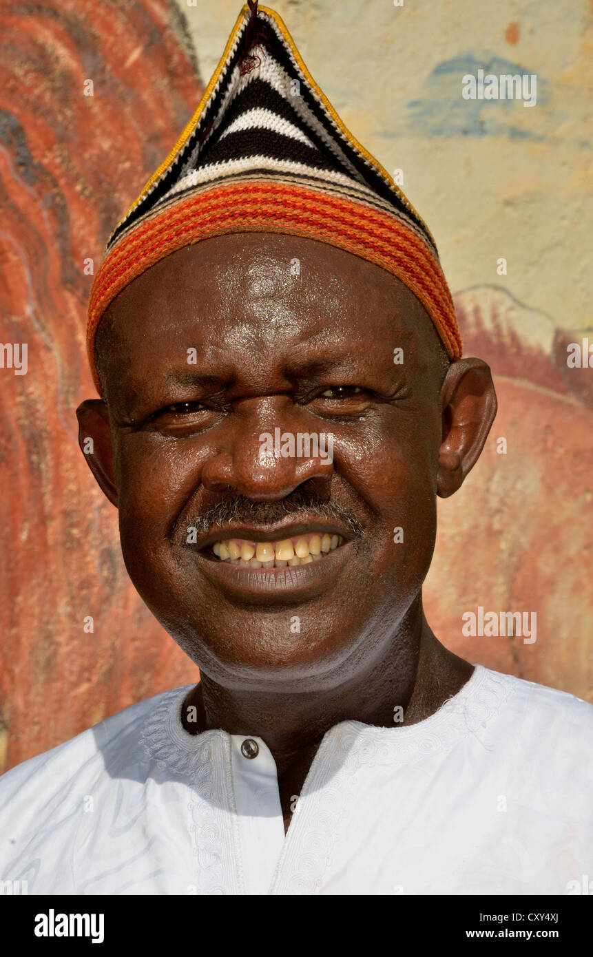 König Fon Abumbi II., Oberhaupt eines der traditionellen Königreiche im Norden West-Kamerun, vor seinem Sitz der macht, Bafut Palace Stockfoto