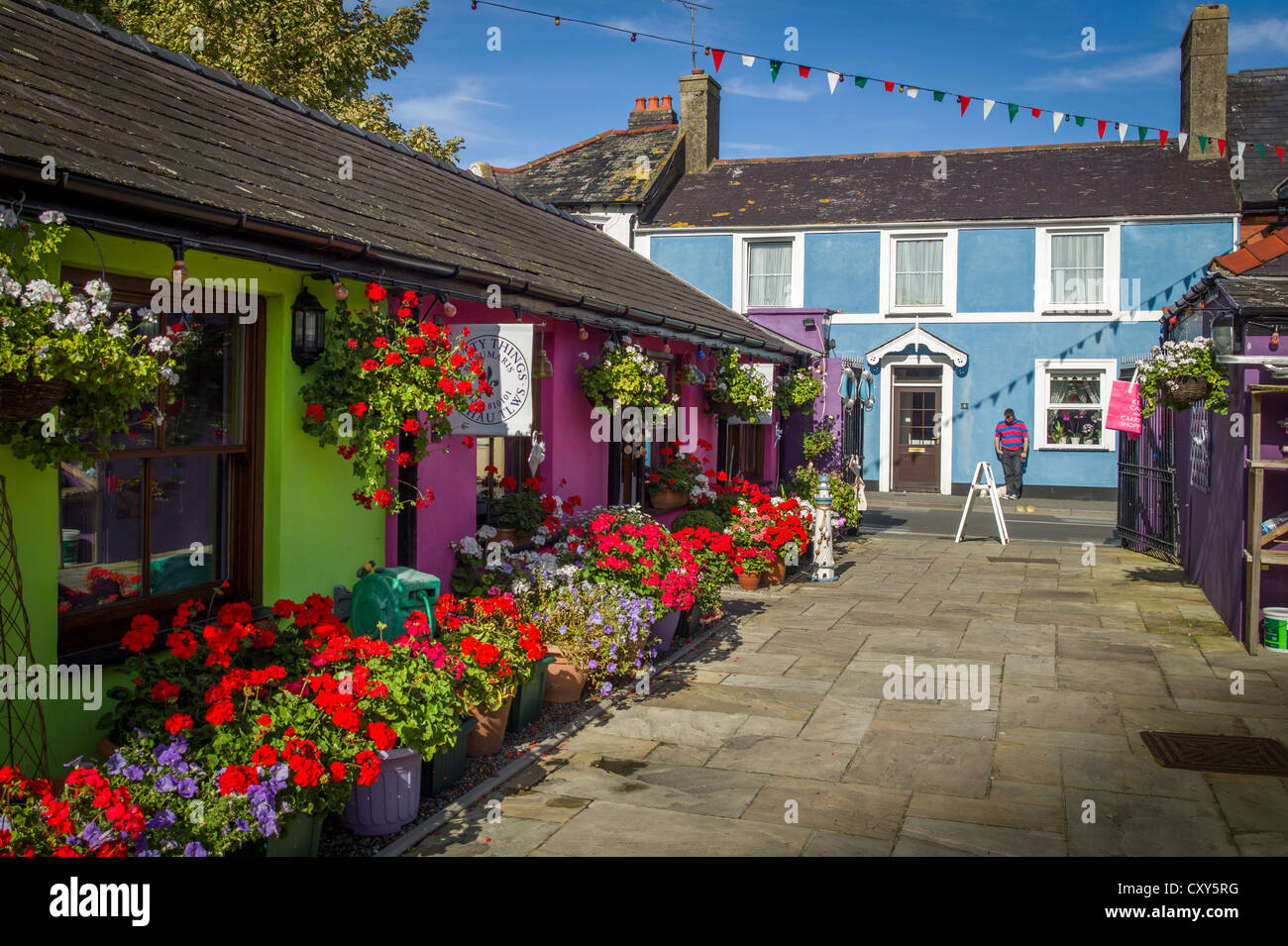 Gestrichenen Häusern und kleinen Geschäften in Beaumaris North Wales UK Stockfoto