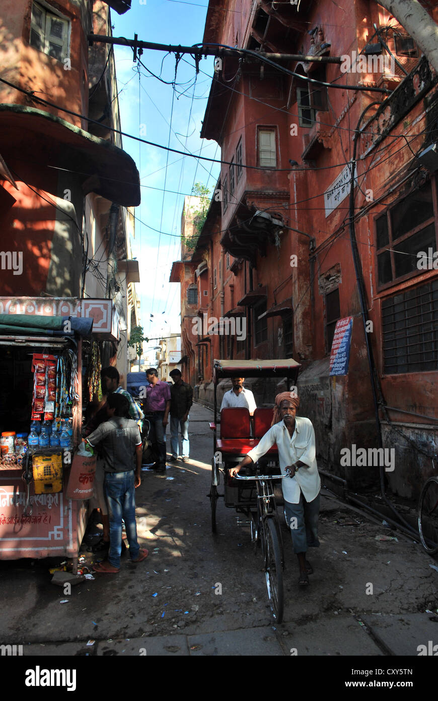 Einer kleinen belebten Straße in Jaipur, die rosa Stadt in Indien Stockfoto