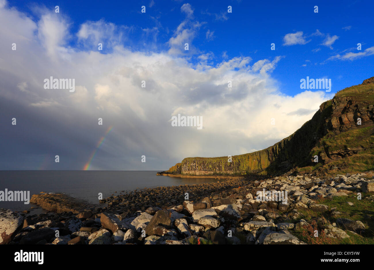 Embleton Bay, Northumberland, am Ende des Tages mit einem Regenbogen über dem Meer. Stockfoto